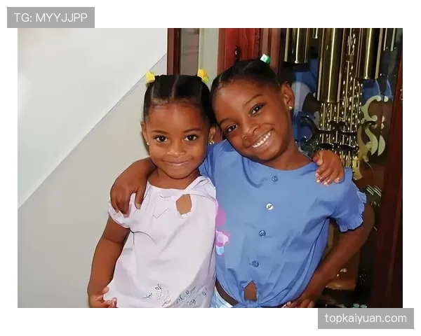 刚刷到西蒙·拜尔斯家居照，家里训练场＋SPA＋衣帽间同框，感觉人生被碾压