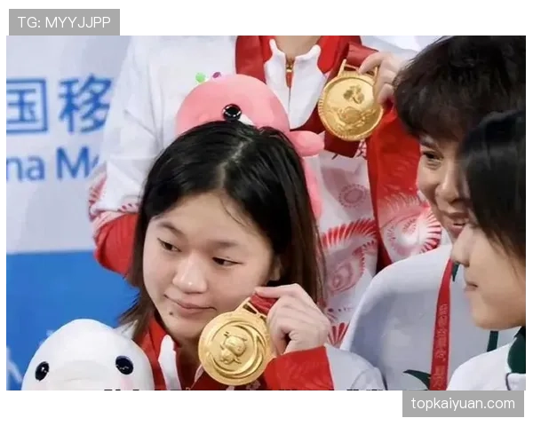 全红婵偷偷吃炸鸡被教练抓包，下一秒直接跳水池里装鱼