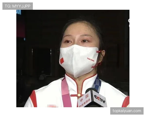 廖秋云穿运动装去逛街，旁边那普通包包真没想到她居然舍得背出门？